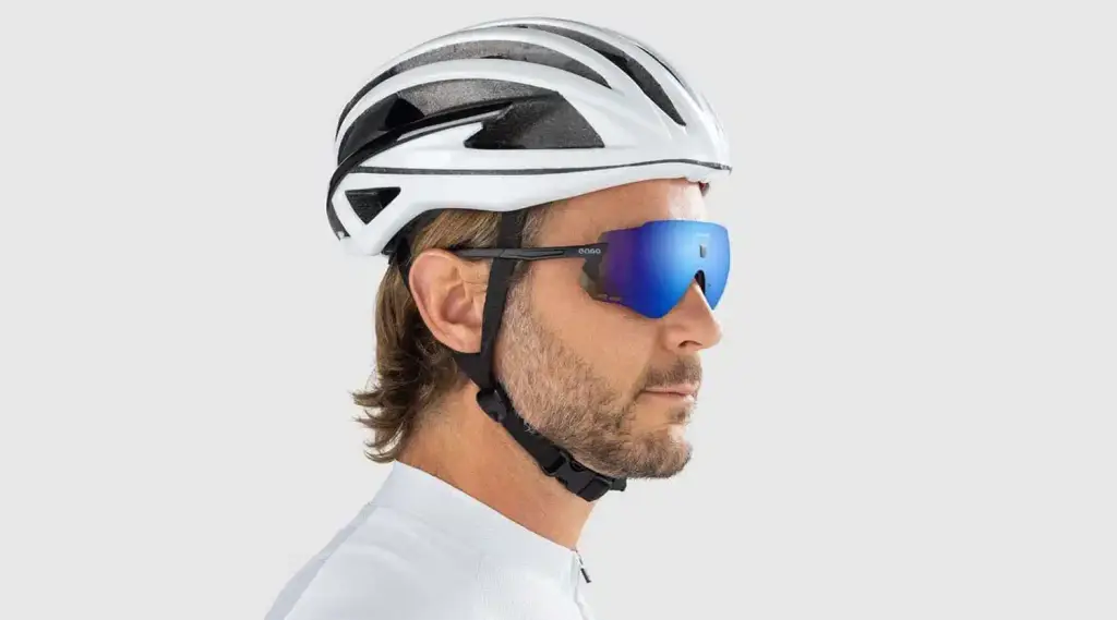 Cycliste en montagne équipé des lunettes ENGO 2