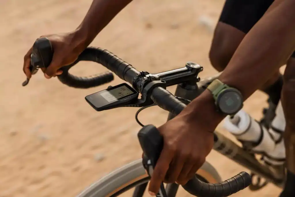 Coros Dura sur un vélo de route