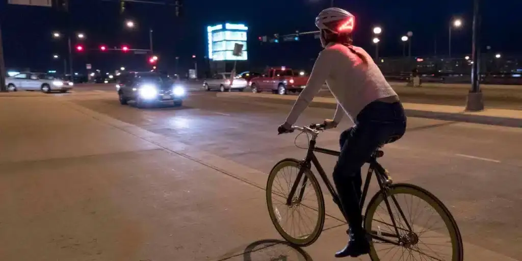 Cycliste portant un casque Lumos la nuit