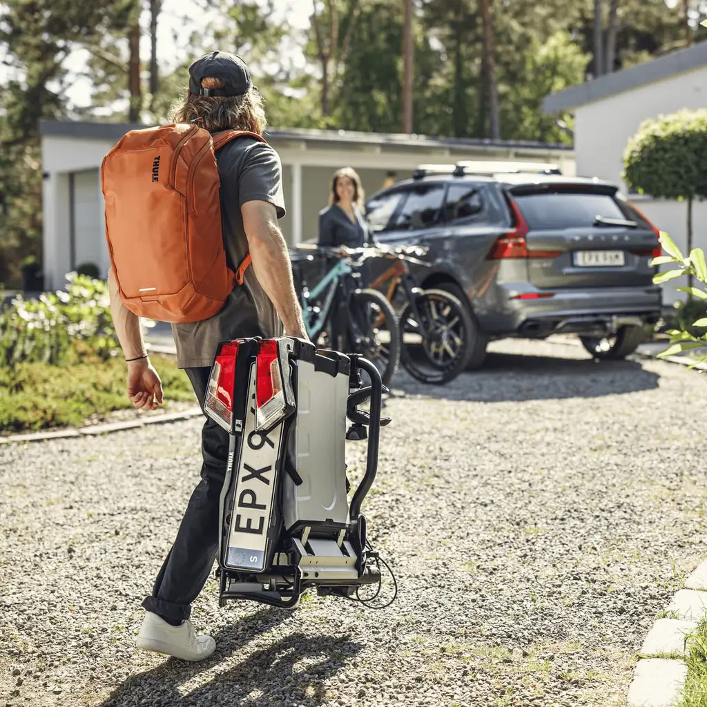 Thule EasyFold XT transportant deux vélos électriques