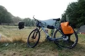 Cycliste pesant son matériel de bikepacking avant le départ