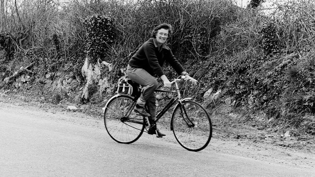 Dervla Murphy dans une vallée afghane route montagneuse