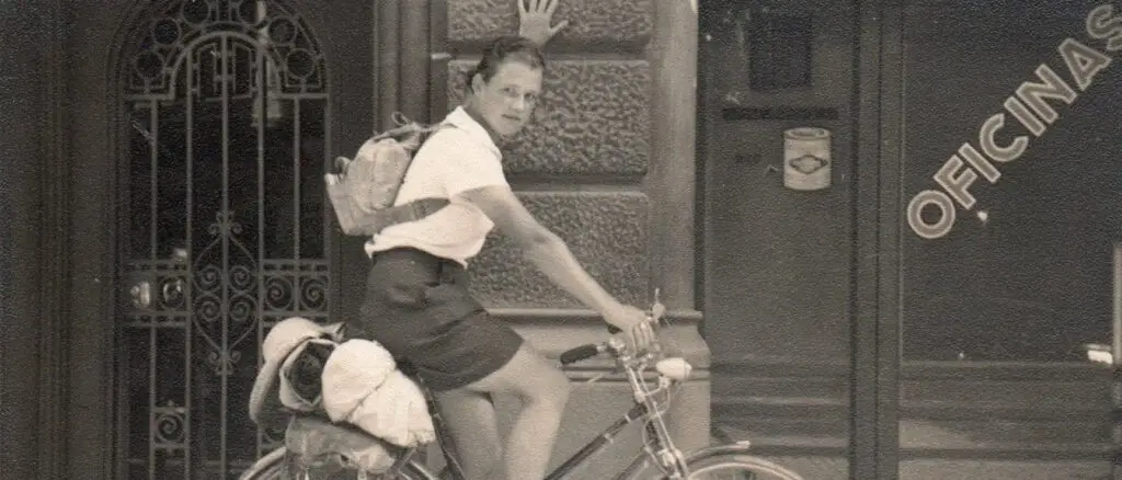 Dervla Murphy à vélo dans les montagnes durant Full Tilt