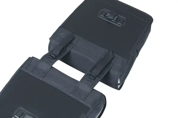 Système de fixation Basil Universal Bridge fixant la sacoche double au porte‑bagages