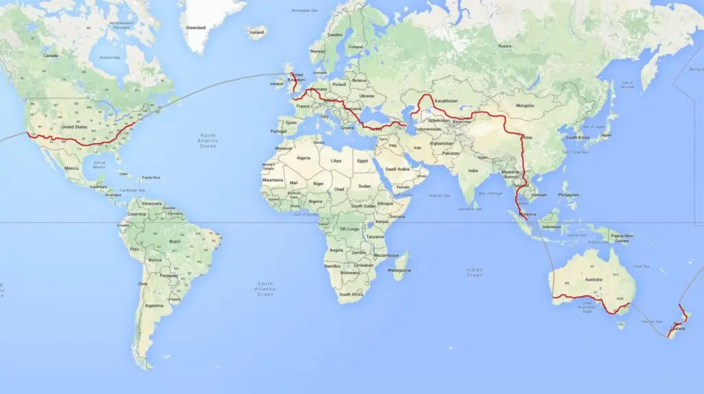 Ed Pratt sur son monocycle traversant une route de campagne