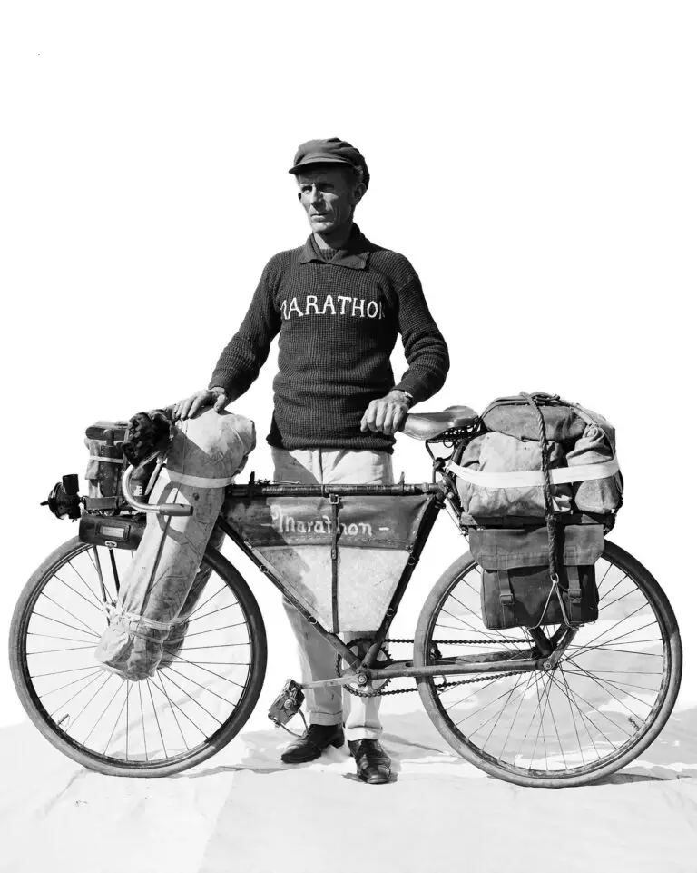 Groupe de soldats afro‑américains à vélo lors de l’expédition de 1897