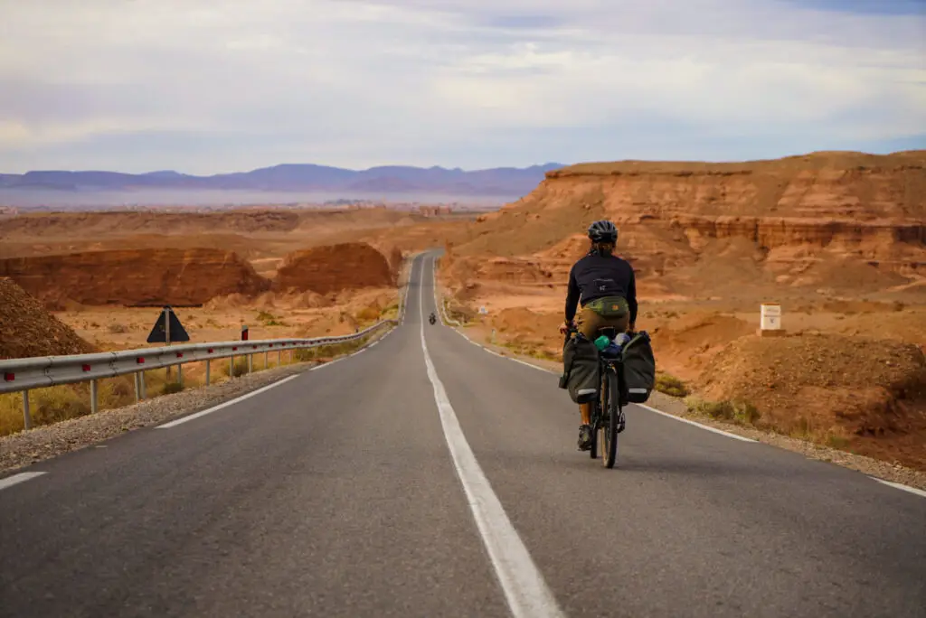 Groupe de bikepackers sur des vélos gravel en randonnée