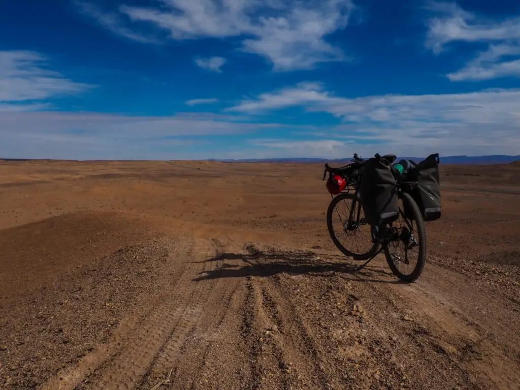 Sacoches modernes sur un vélo de bikepacking