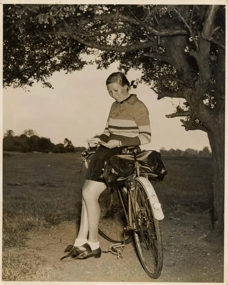 Cyclistes du Rough‑Stuff Fellowship traversant un chemin alpin
