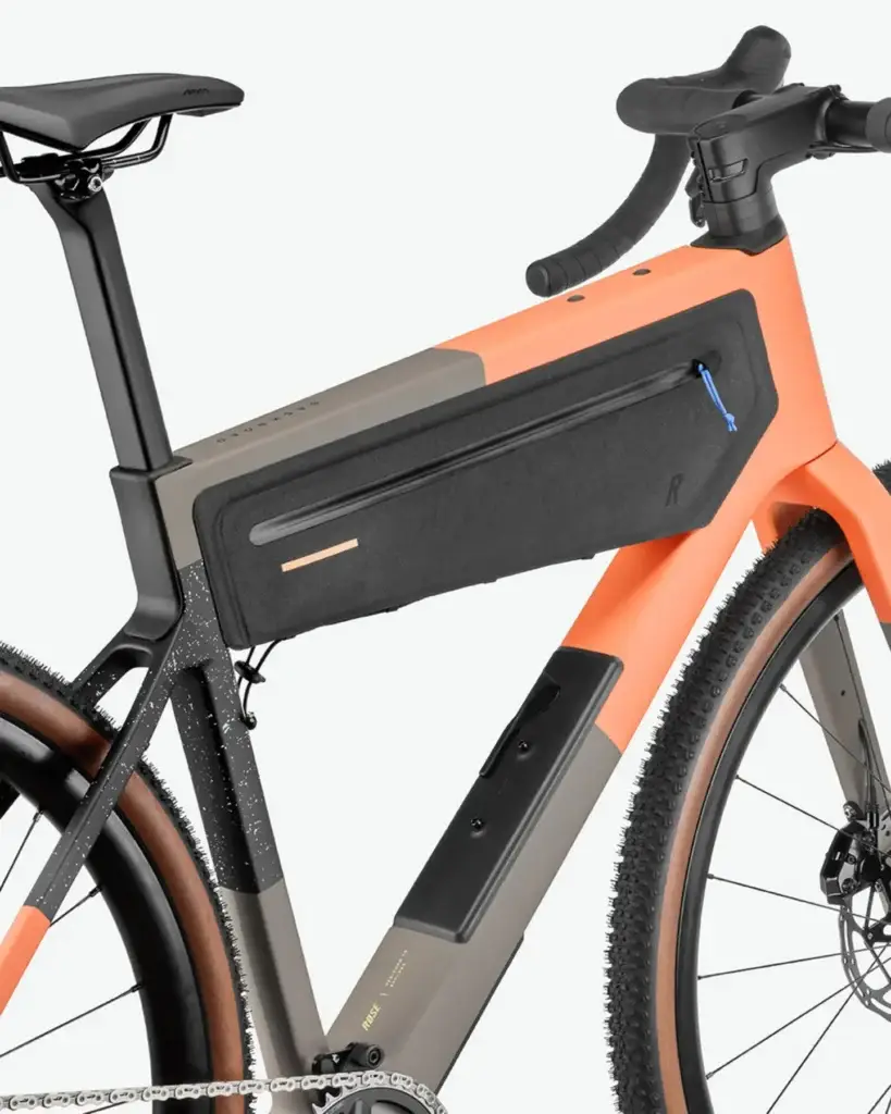 Vélo Rose Backroad 2025 de profil sur un chemin de gravier