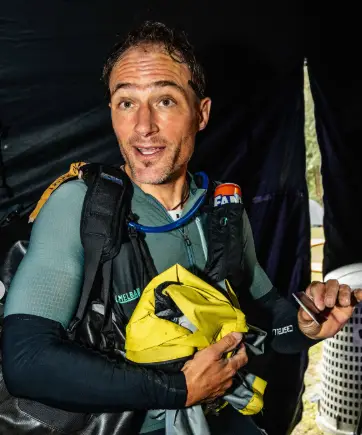 Florent Rodot pousse son vélo en titane sur un sentier rocheux des Dolomites lors de la Sneak Peaks 2025 