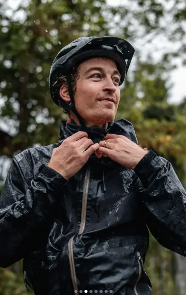 Florent Rodot sous la pluie pendant le Sneak Peaks bikepacking