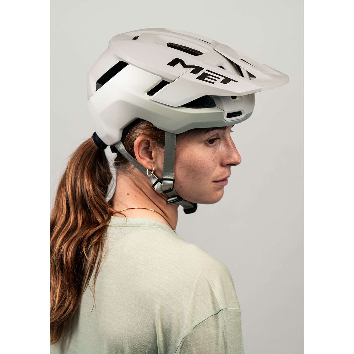 Casque VTT MET Terrae MIPS porté, avec sa visière à l'avant