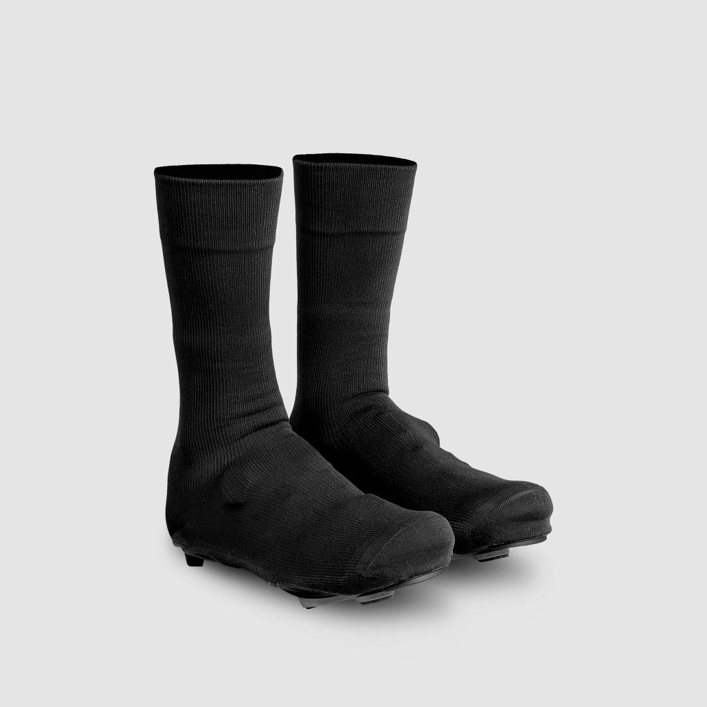 Couvre-chaussures et chaussettes vélo : garder les pieds au chaud et au sec