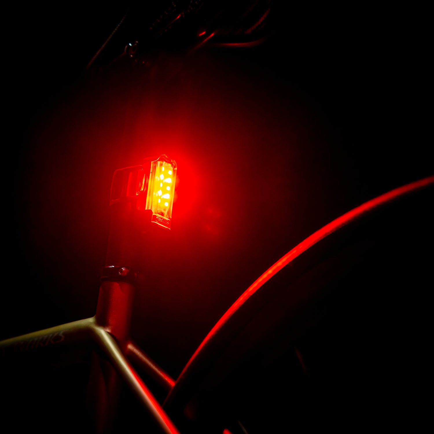 Feu arrière de vélo Lezyne Strip Drive Pro 400+ avec sa bande de LED