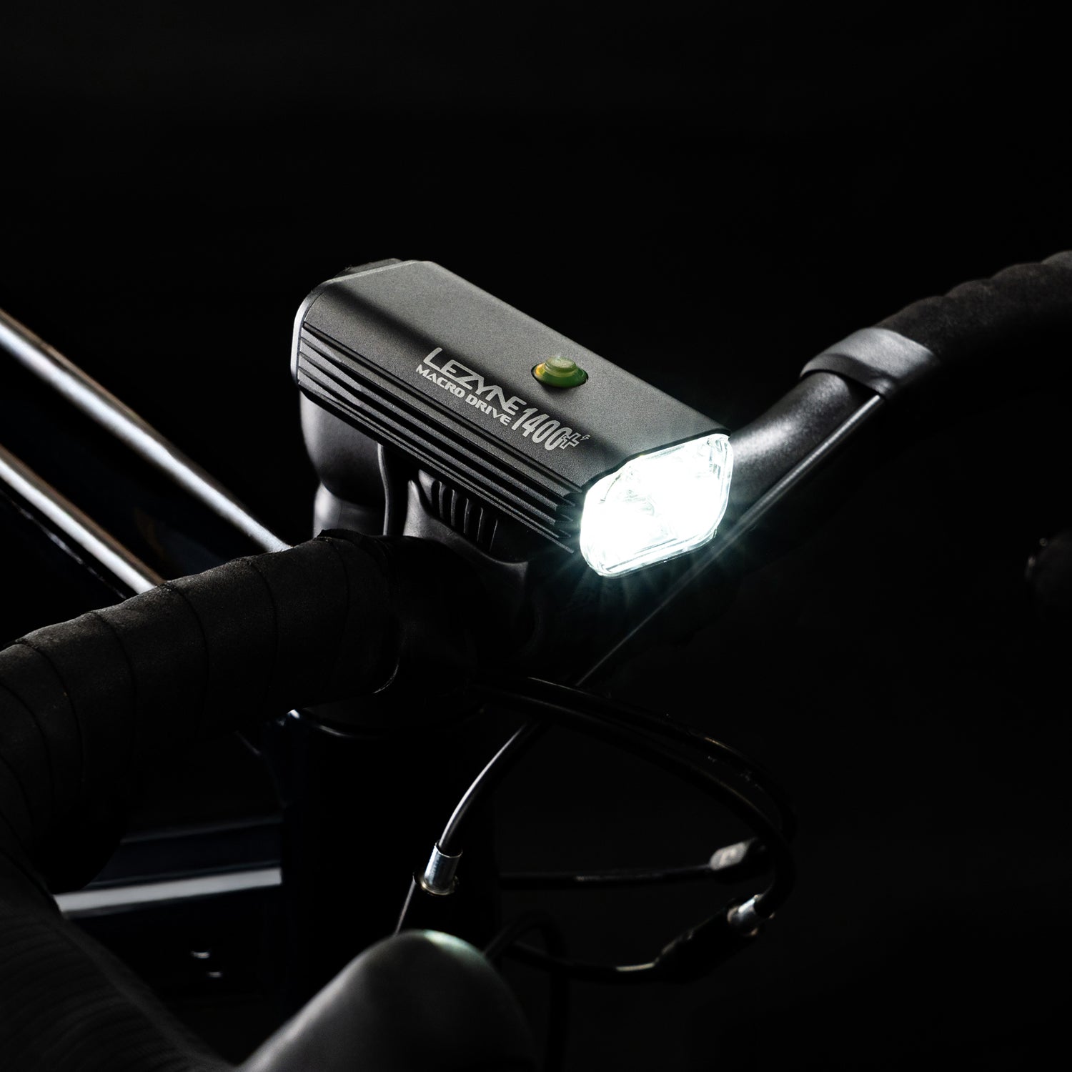 Feu avant de vélo Lezyne Macro Drive 1400+ en aluminium noir