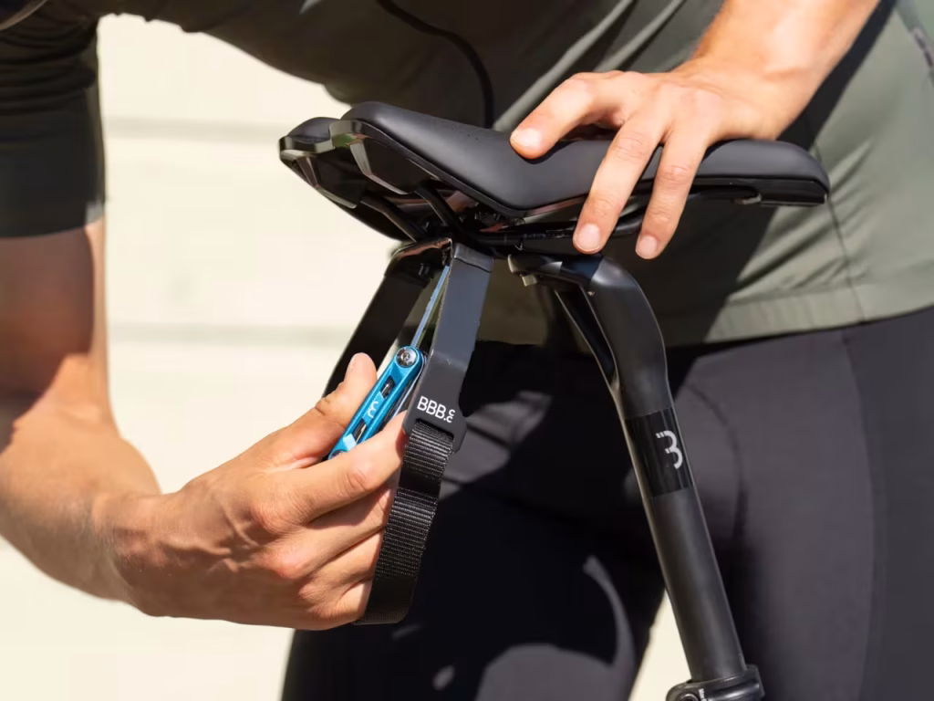 Stabilisateur BBB BagBrace monté sous la selle pour tenir une sacoche de selle